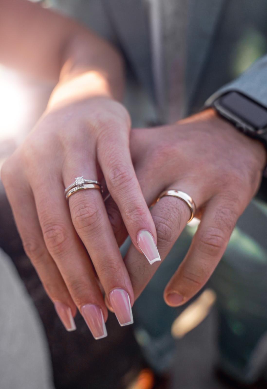 Anastasija & Stefano Eheringe mit Verlobungsring