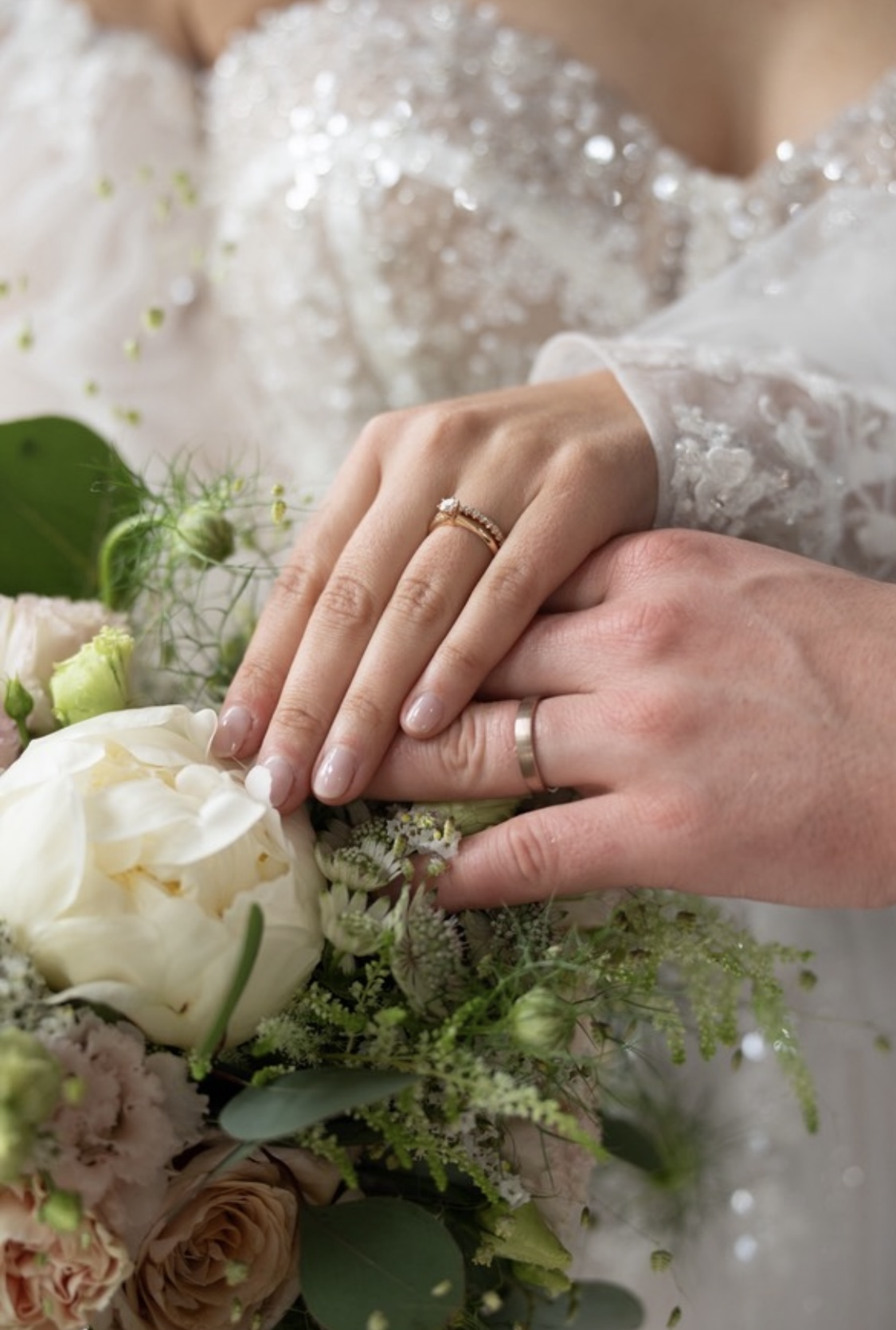 Sandra & Dominik Eheringe mit Verlobungsring